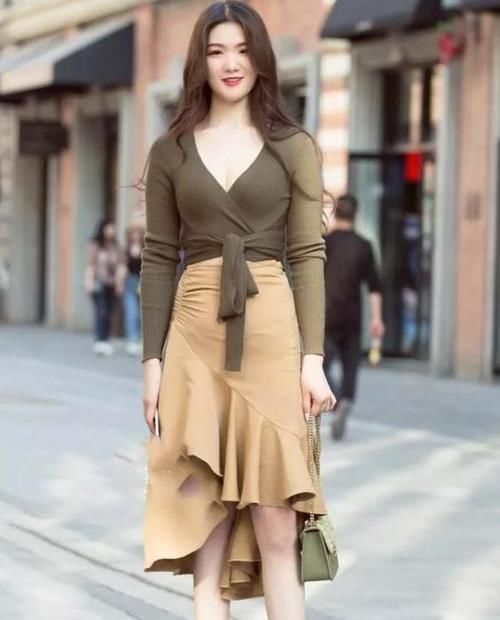 「气质」街拍:瑰姿艳逸的美女,一件紫色上衣配灰色短裙穿,时尚唯美气质