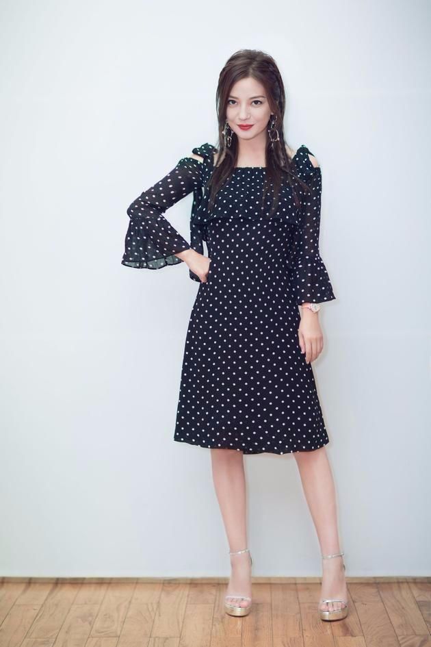 瘦了的赵薇，美到极致!看她这双“细针”鞋，就知道她多努力了!