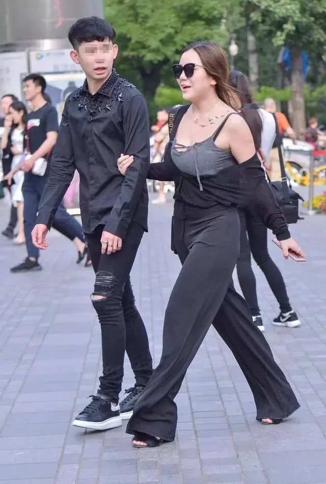 街拍：成熟大气丰满有气质的大姐姐，肤白如玉，很漂亮！