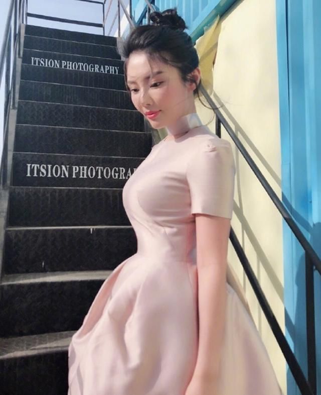 28岁徐冬冬白T红裤现身机场胸围傲人，网友：这身材真的是绝了！