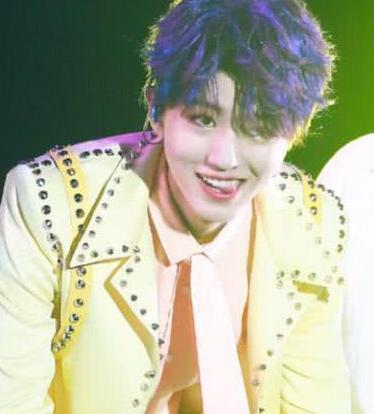 朱正廷的“阴阳发色”最仙，看王俊凯的“流星紫”后人间仙子无疑