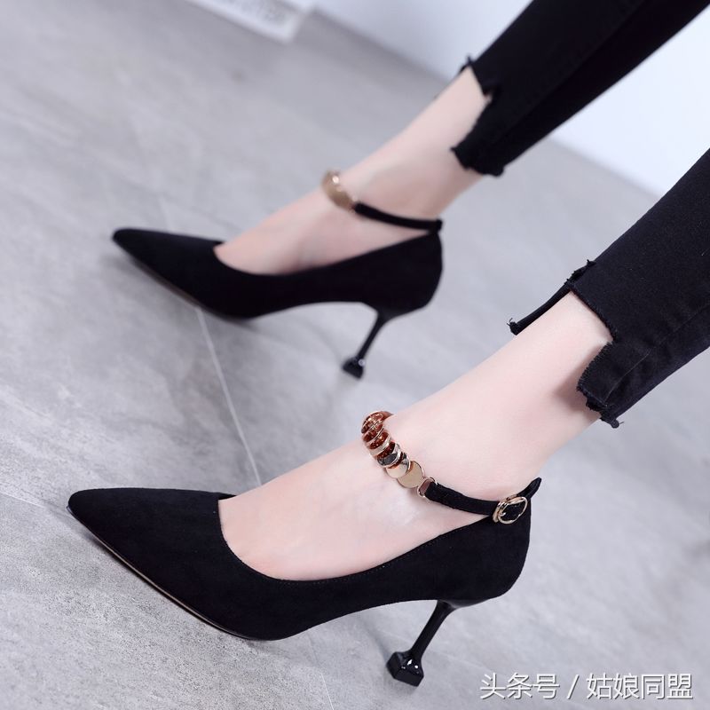 女人32岁后，尽量别穿老土平底鞋，细跟高跟鞋，年轻舒适又显腿长