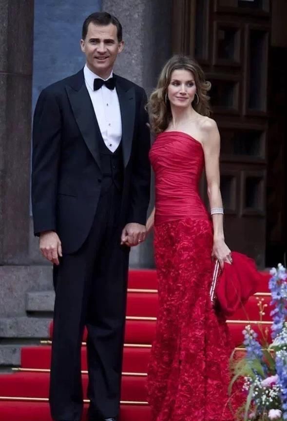 同样是红色服饰，西班牙王后穿出“野性美”，凯特王妃穿出传统美