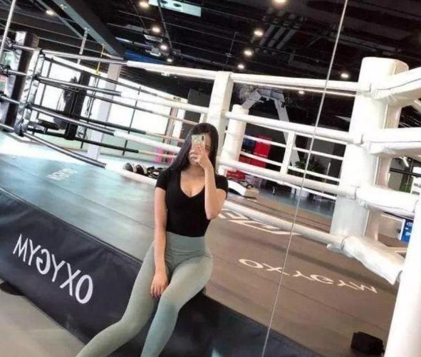 姿态优美的打底裤美女, 气质十足, 满满的女人味！