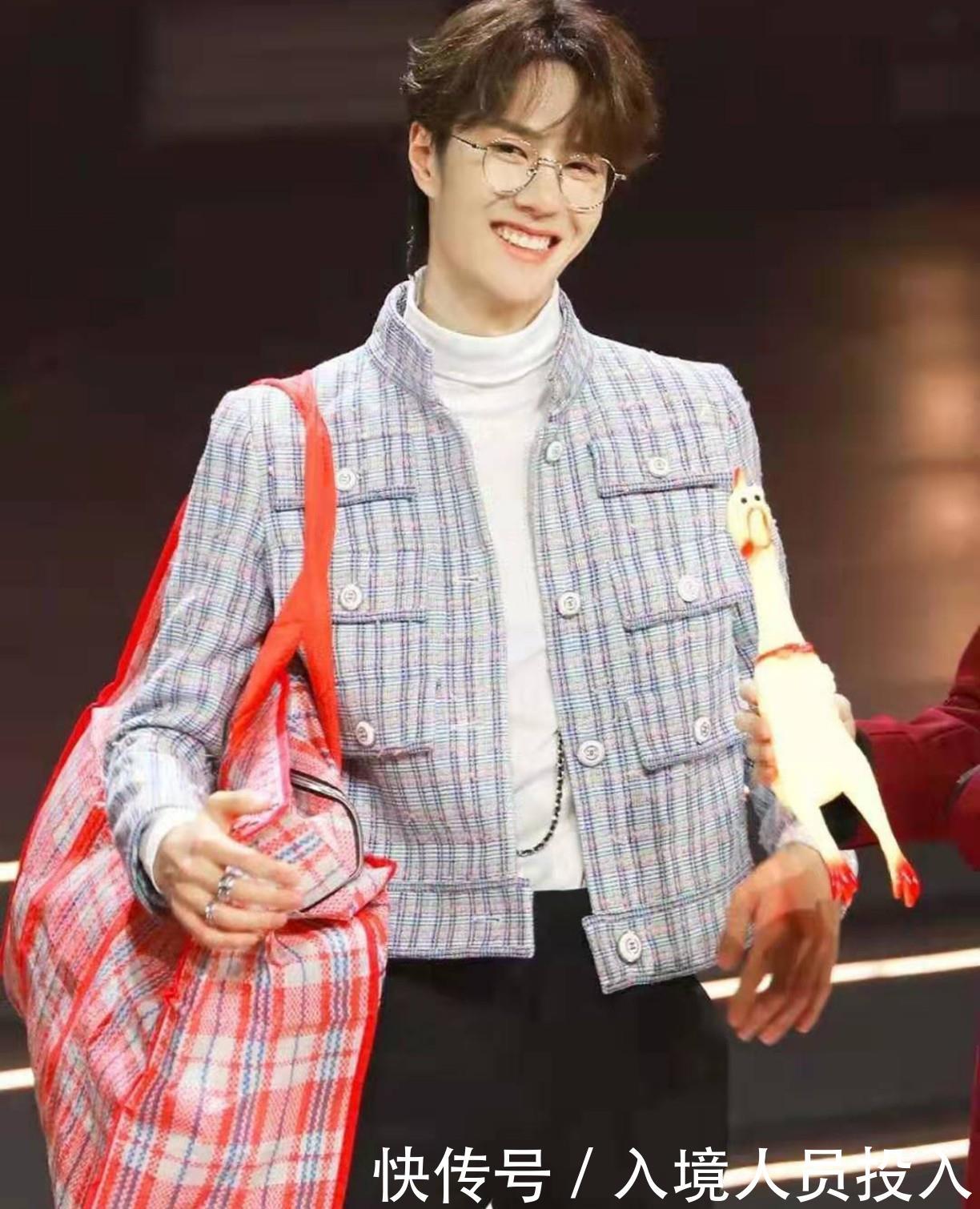 微博之夜王一博带眼镜