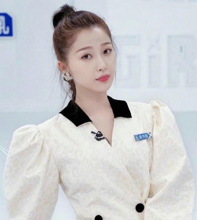  [蔡徐坤]她曾和易烊千玺、蔡徐坤一起参加选秀节目，如今两人都当过她导师