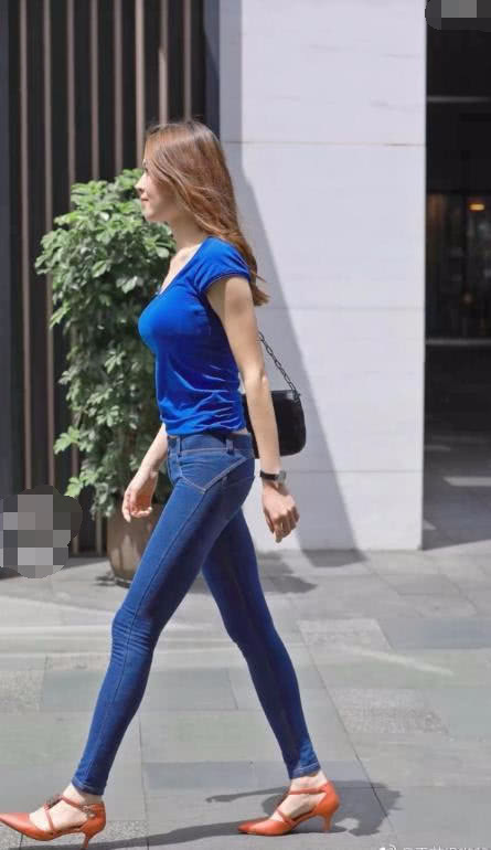 小姐姐蓝色妖姬时尚穿搭,性感而热烈,凹凸有致的身材诉说着夏日