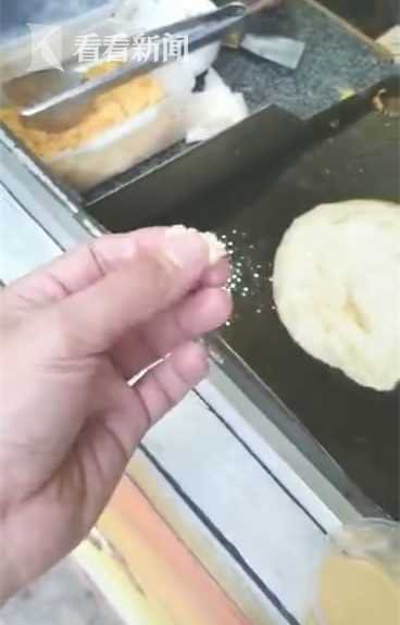 手抓饼店用旧棉花冒充肉松？食药监：已介入调查