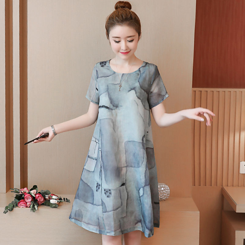 赶快抓住夏日的小尾巴穿上这样的裙装显露出自己非常窈窕精致身段