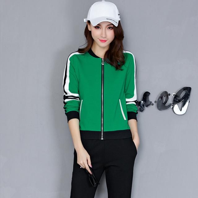 这套装叫“卫衣时尚套”，今年特流行，上身优雅美嫩，穿出港范