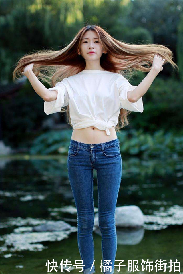 牛仔裤美女,加上一件白色短袖T恤,网友:你的气质依旧迷人!
