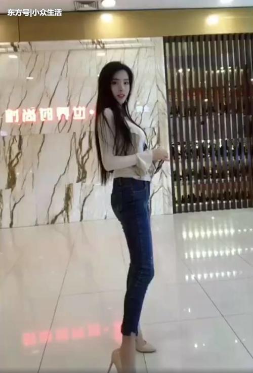 街拍：小姐姐一身紧身打扮后，微胖的好身材穿紧身更好看