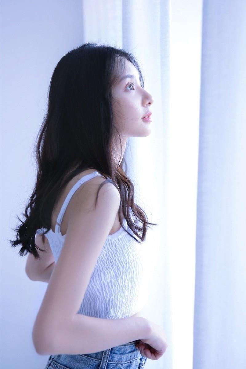 白衣天使美女肌肤白嫩，美腿修长拍动人写真！