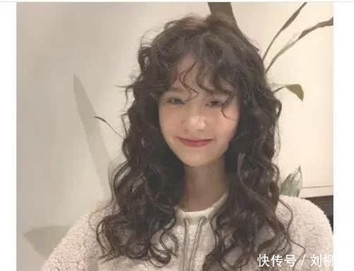  「个性」2020最火的头发颜色，长卷发绝对是最火的，有个性更洋气！