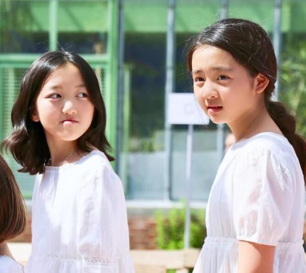 两人同岁，在机场黄多多美丽时尚，但到了巴黎秀场，李嫣霸气外露