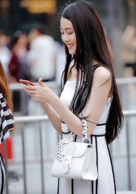 小姐姐|街拍:阳光下微风舞动秀发的小姐姐,笑容灿烂好有美感