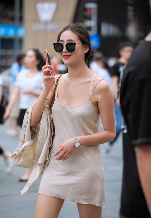 穿睡衣的小姐姐熬夜看世界杯，早上起来穿了一件睡衣就出门了！