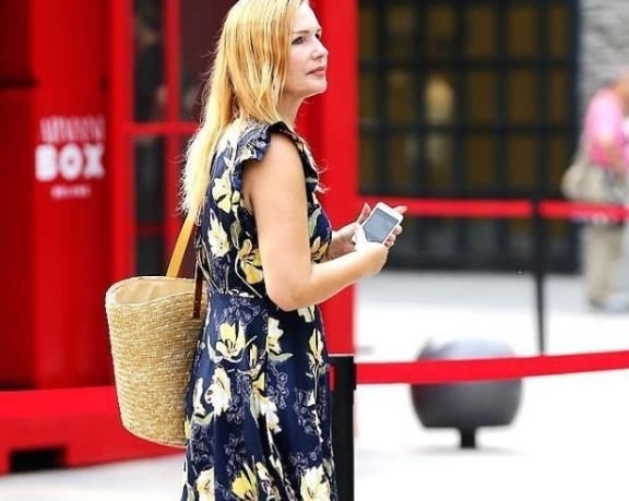  #衬衫#街拍：天生丽质的小姐姐，一件白色衬衫配牛仔裤，时尚窈窕好身姿