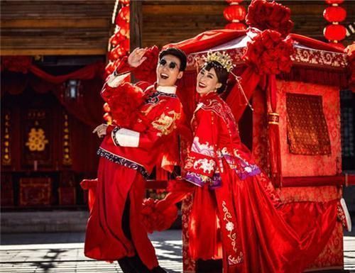 「婚纱照」小情侣拍婚纱照,新郎被逼爬树,看到成片一切都值了