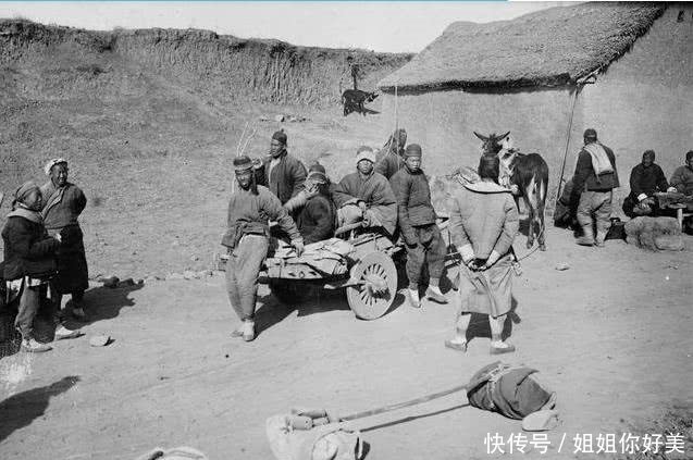 1909年时的陕西景象：人们穿着破旧，满眼都是黄土高