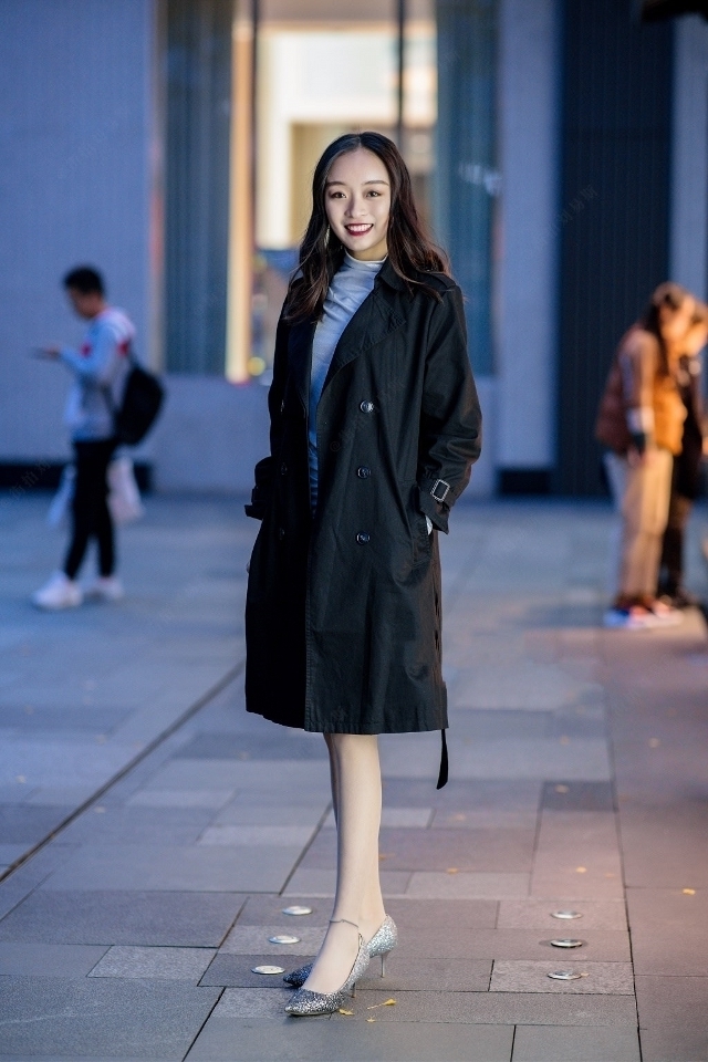 小姐姐|路人街拍,靓女搭配着一条红色的包臀半裙,显得更加的有魅力