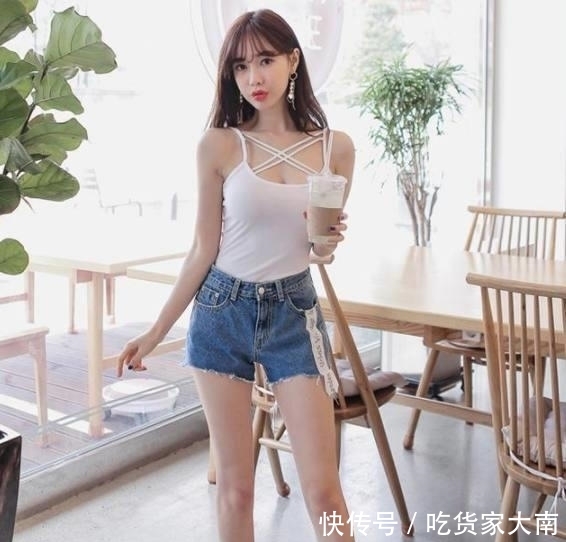 「 美女」身姿曼妙丰盈，特别吸引人，很有韵味的牛仔裤美女