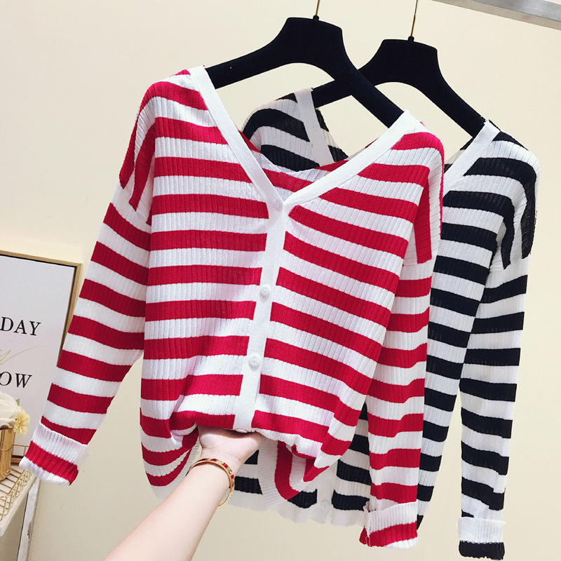 秋天不容小觑的毛衣，搭配牛仔裤+小白鞋，优雅高贵、出镜率很高