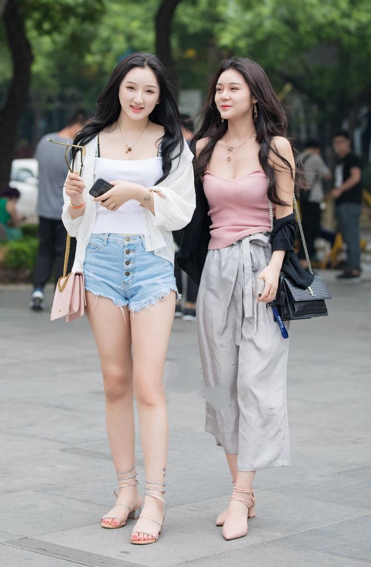 凹凸分明的时尚牛仔裤女神，身材完美，养眼上镜！