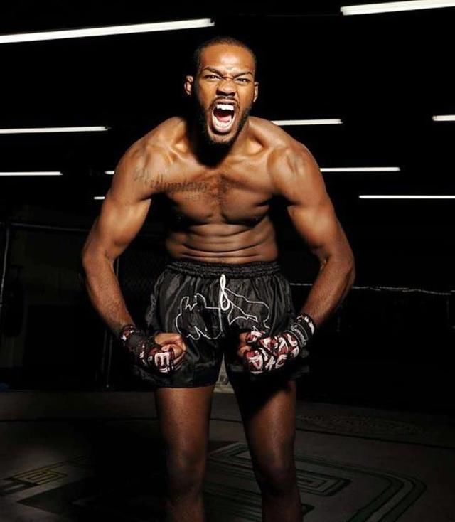  【琼斯】UFC轻重量级冠军炮轰泰森：他已经让人们失去兴趣，我比赛才好看
