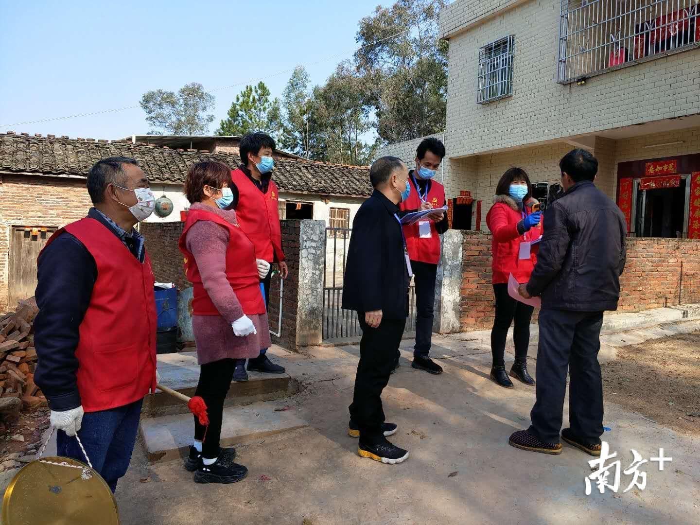  「防控」提前返岗下沉村社，灯塔镇坚守农村防控一线近一个月