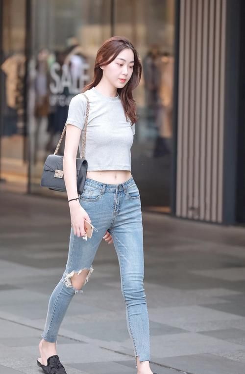  [美女]街拍：美女破洞牛仔裤