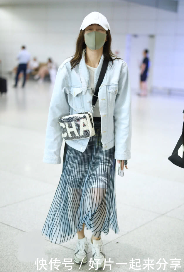 给秦岚跪了，裙子下半身像“透明水母”，也只有她穿出了味道