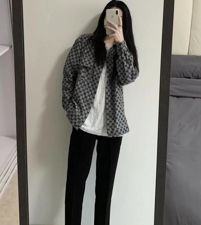  『小脚』阔腿裤已经不流行了,聪明女人都在穿小脚裤,真是太美了