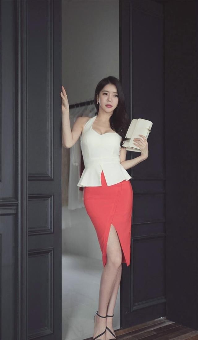 包臀裙靓妹，双腿毕露，轻松驾驭各种场合，还不够美?