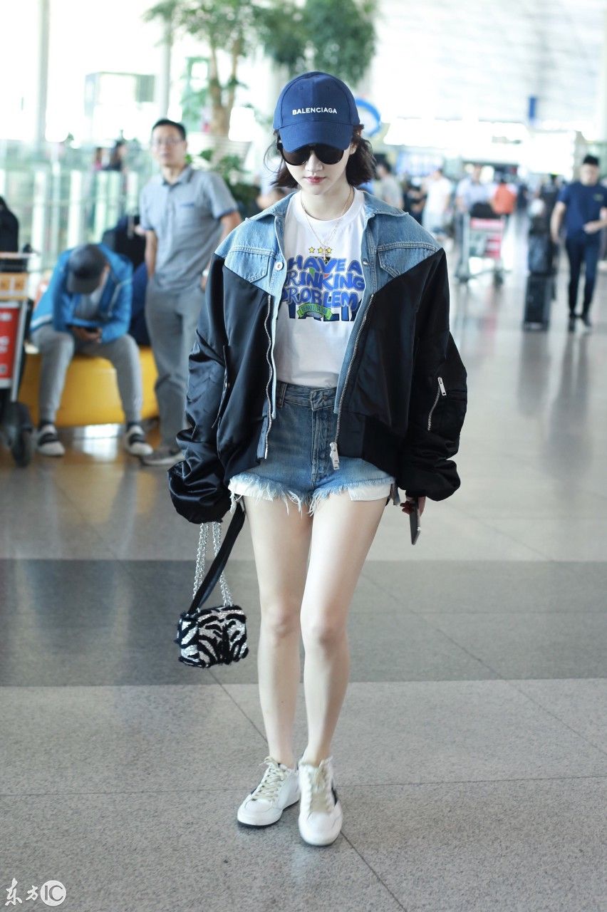 景甜现身机场，穿牛仔短裤时尚吸睛