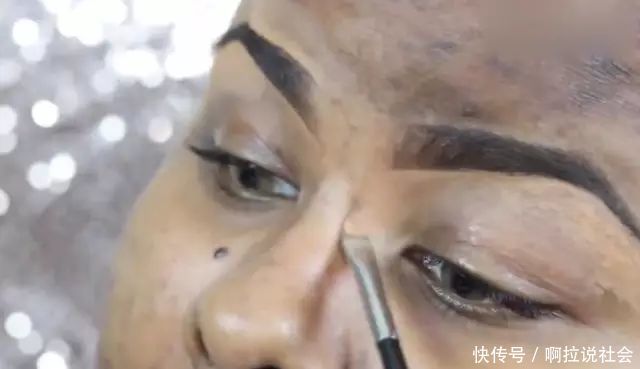 逆天化妆术，大妈素颜无比普通，化妆后大变样！