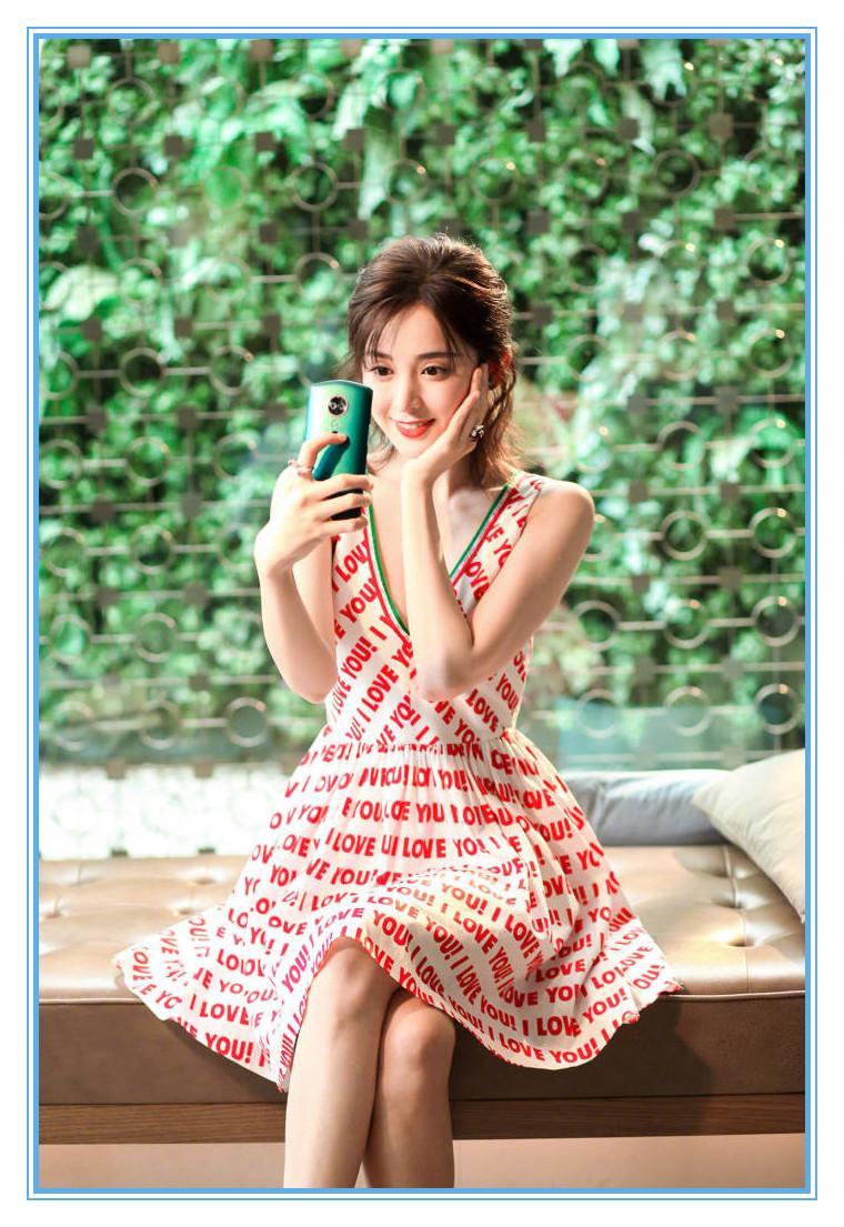 看了娜扎的深V裙，再看看邓紫棋，终于知道清纯和妩媚的差距了！