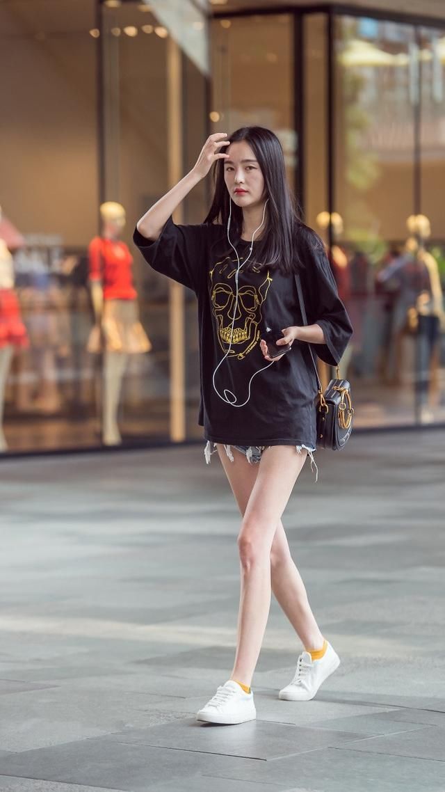 路人街拍，清爽的夏季搭配，让你简约好看而且美成风景!