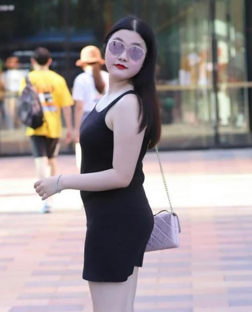  『气质』街拍：面带微笑的美女，一件白色衬衫配黑色半身裙，时尚优雅气质