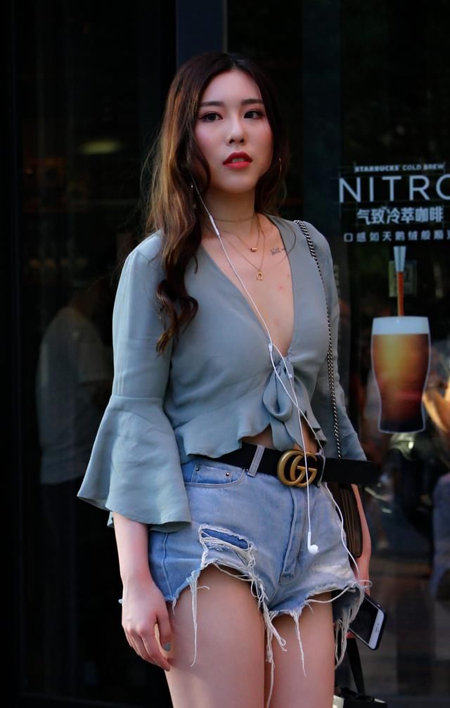 街拍:她淡然洒脱豪放不羁,拥有野性美的女孩就是这样迷人