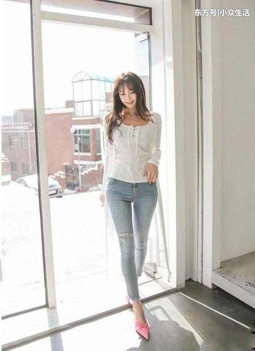 街拍：成熟风的紧身包臀裙，小姐姐充满了清纯的味道