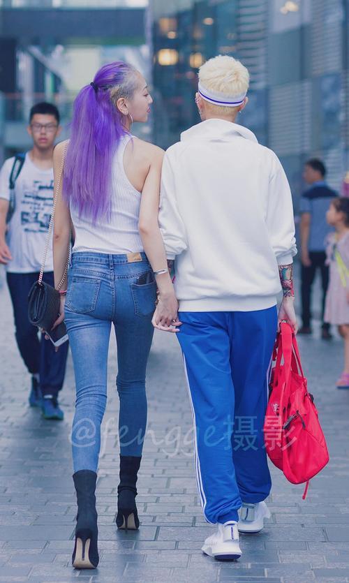街拍: 七夕节前, 偶遇一对时尚小情侣, 女生身材好得让模特都羡慕