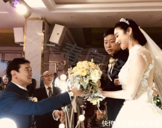 她是张艺谋再婚超生事件爆料人,曾被质疑炒作,现已结婚近照曝光