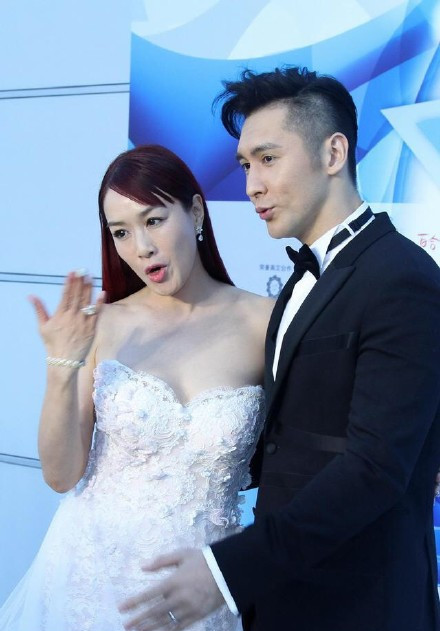 48岁钟丽缇厉害了！一袭抹胸长裙秀傲人事业线，网友：像28岁姐姐