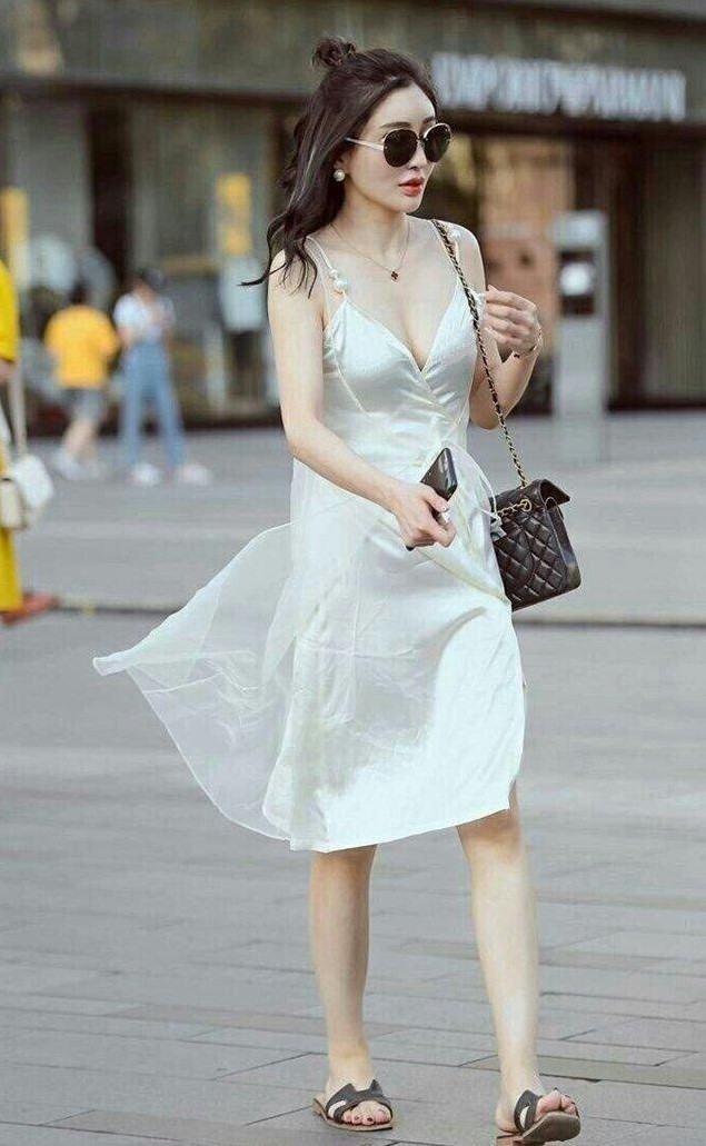 连衣裙、包臀裙，遇上身材苗条的小姐姐，个个优雅又迷人！