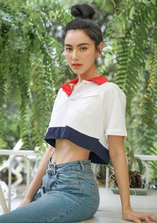 【不失】她是泰国女星Mai,穿透视衬衫配橙色呢子大衣,明艳不失性感