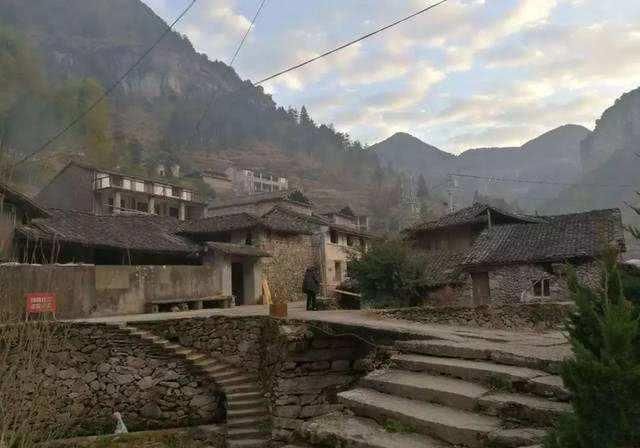  「邻居家的房」“不怕青龙高万丈，就怕白虎抬头望”，啥意思？古人的修房智慧