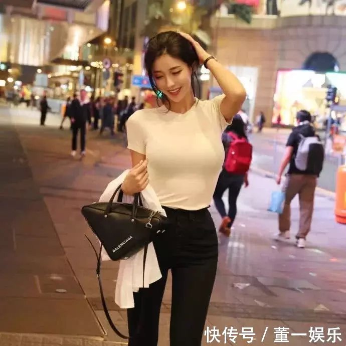 街拍：小姐姐白T恤，身材匀称，看的挺起劲！