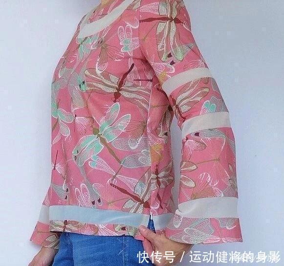  「时髦」她喜欢把普通衣服的款式，给它重新设计，不仅看起来更时髦且高级