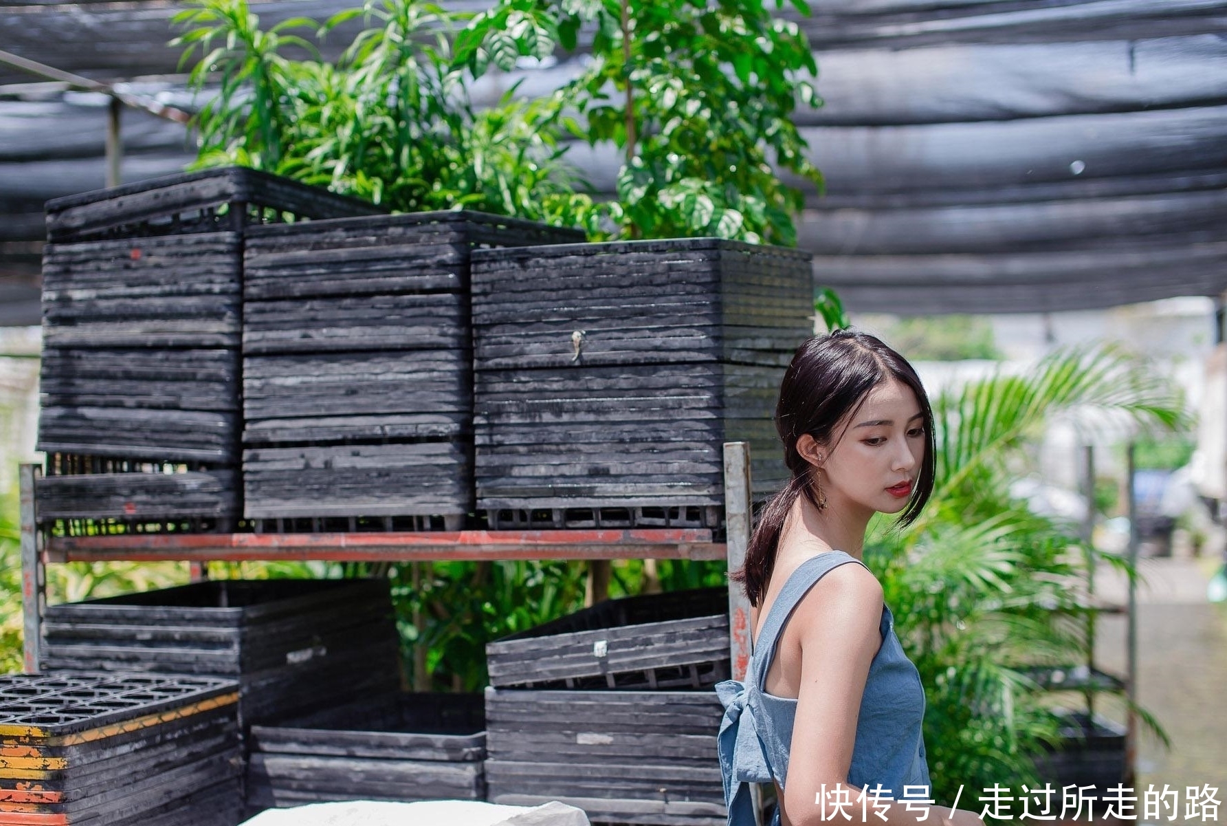 『写真』青春美少女蓝色吊带连衣裙时尚生活写真